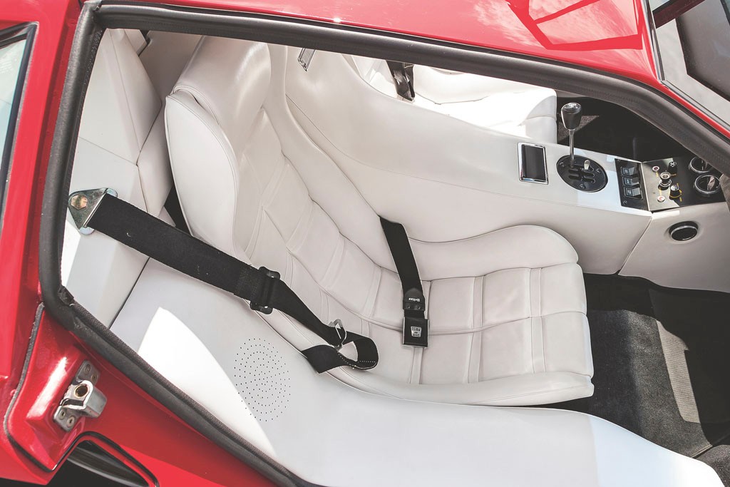 Fotele kształtem przypominają leżaki.