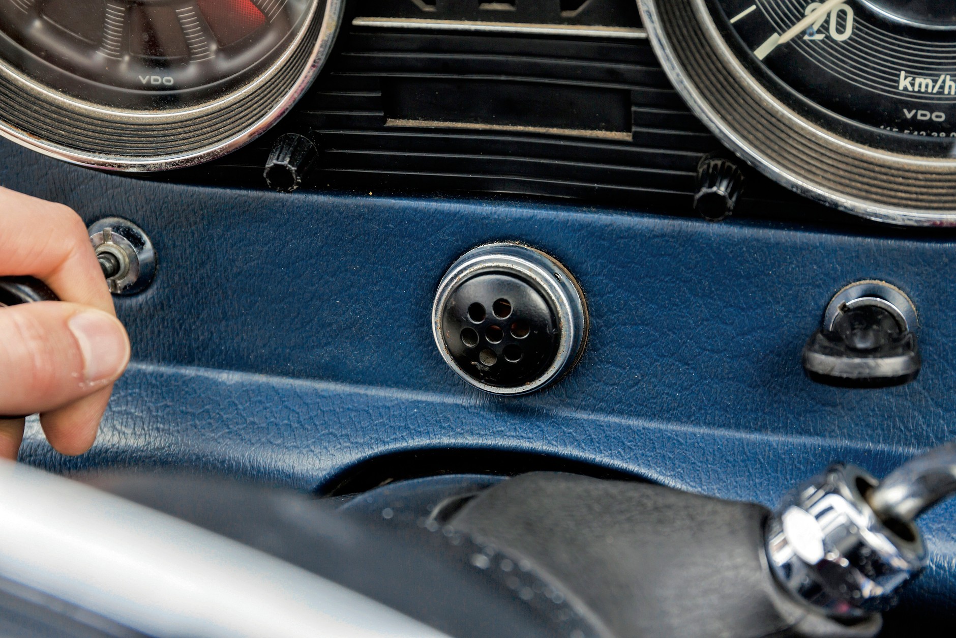 Mercedes-Benz W115 200 D: po lewej stronie dźwignia rozrusznika i świec żarowych, po środku "solniczka" z ukrytym za nią drutem żarowym, po prawej pokrętło regulacji obrotów silnika.