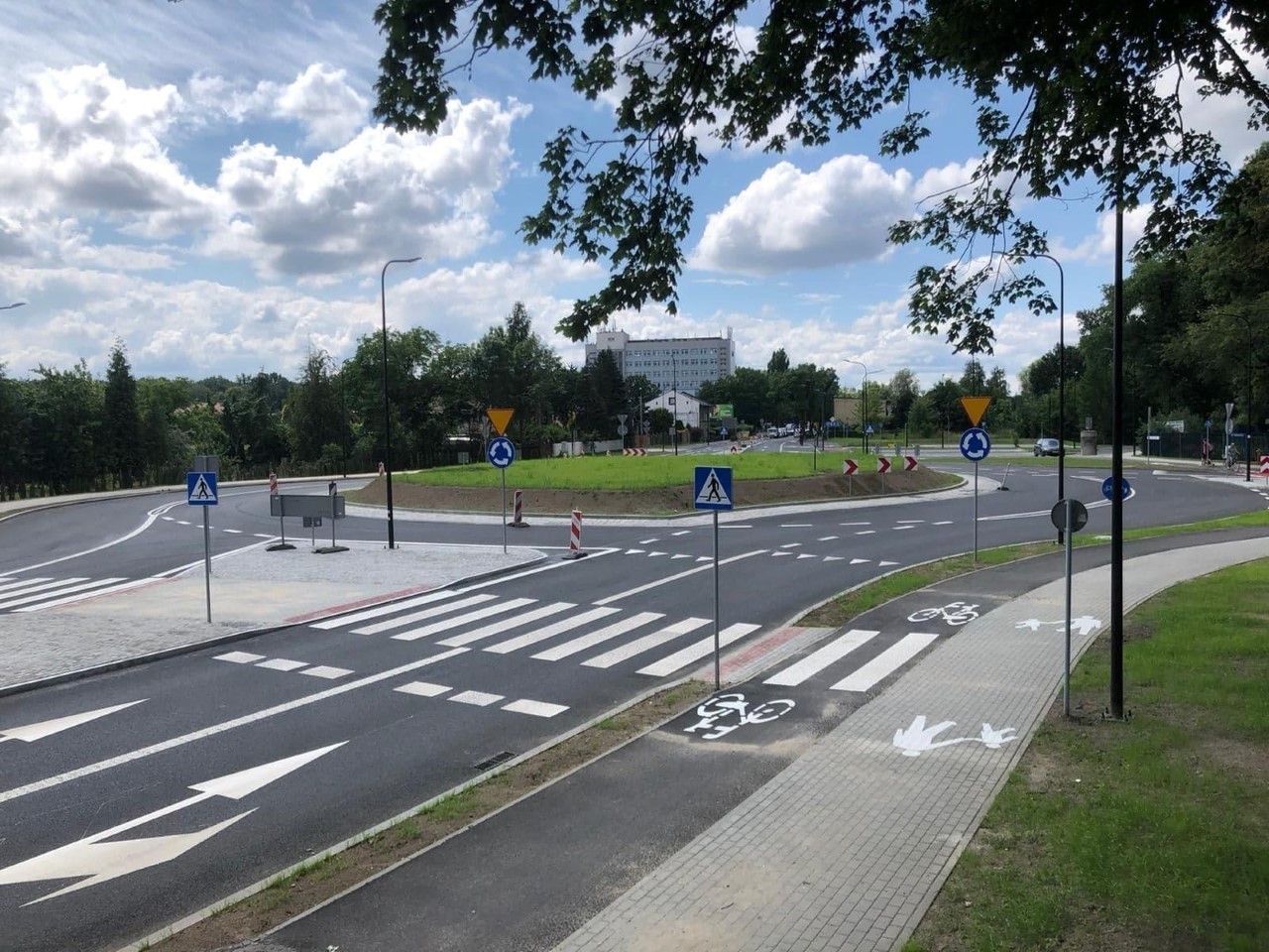 W zajęciu odpowiedniego pasa na rondzie pomagają znaki poziome, czyli linie i strzałki namalowane na asfalcie 