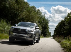 Toyota Hilux dostała nową wersję o mocy 204 KM. To miękka hybryda