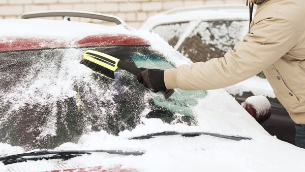 Jeśli tak odśnieżasz auto, możesz dostać mandat