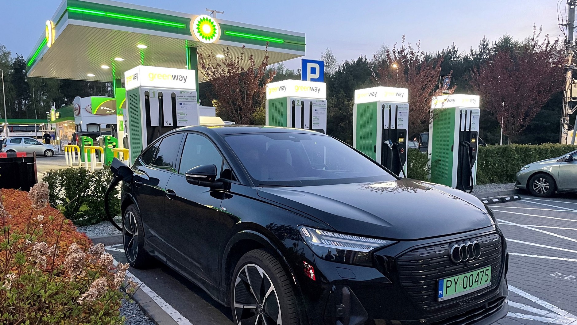 Audi Q4 e-tron na stacji ładowania w Łodzi