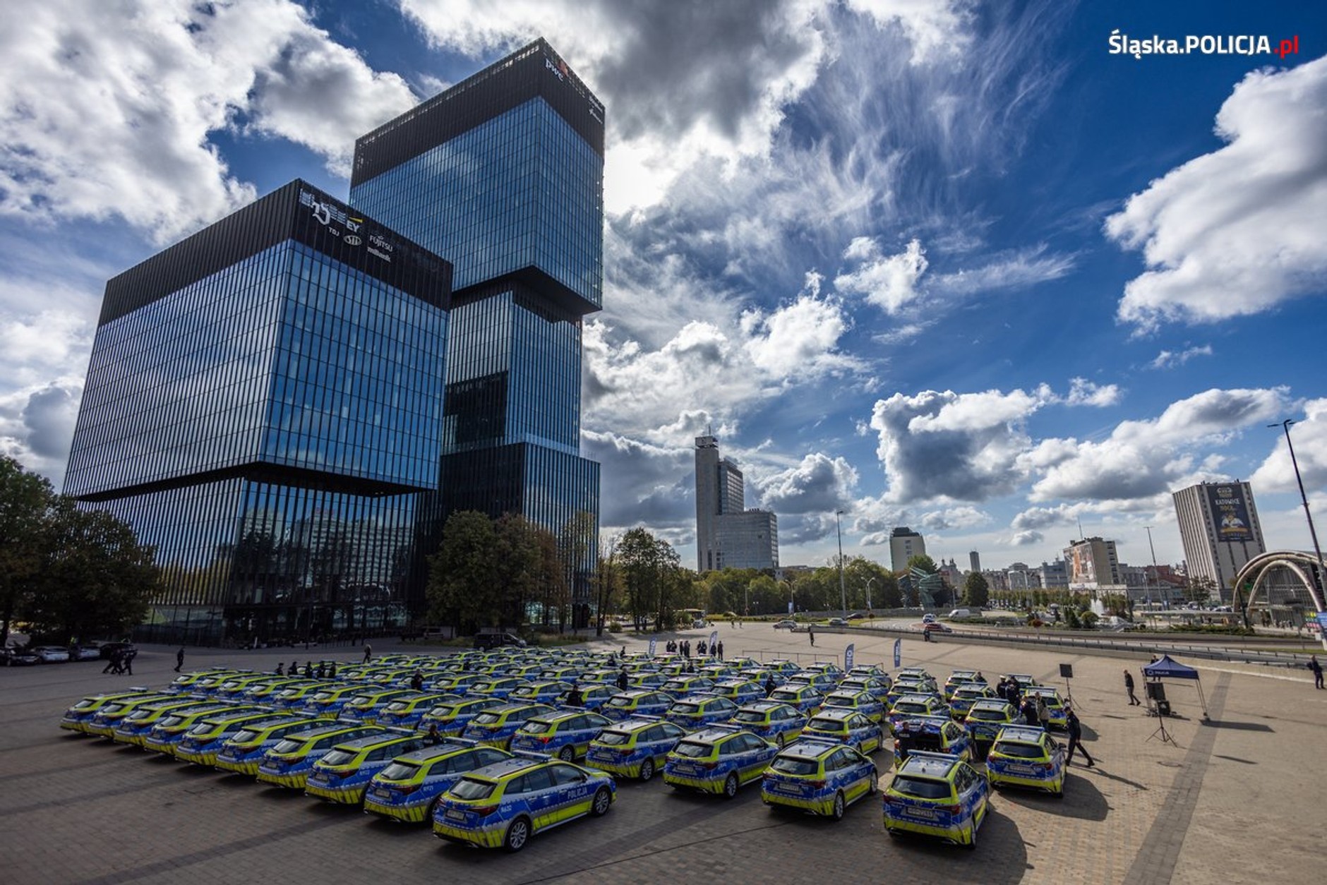 Policjanci ze Śląska dostali nowe radiowozy. Są hybrydowe