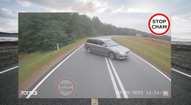 Kierowca Subaru nagle wpadł w poślizg. Całą sytuację nagrał wideorejestrator