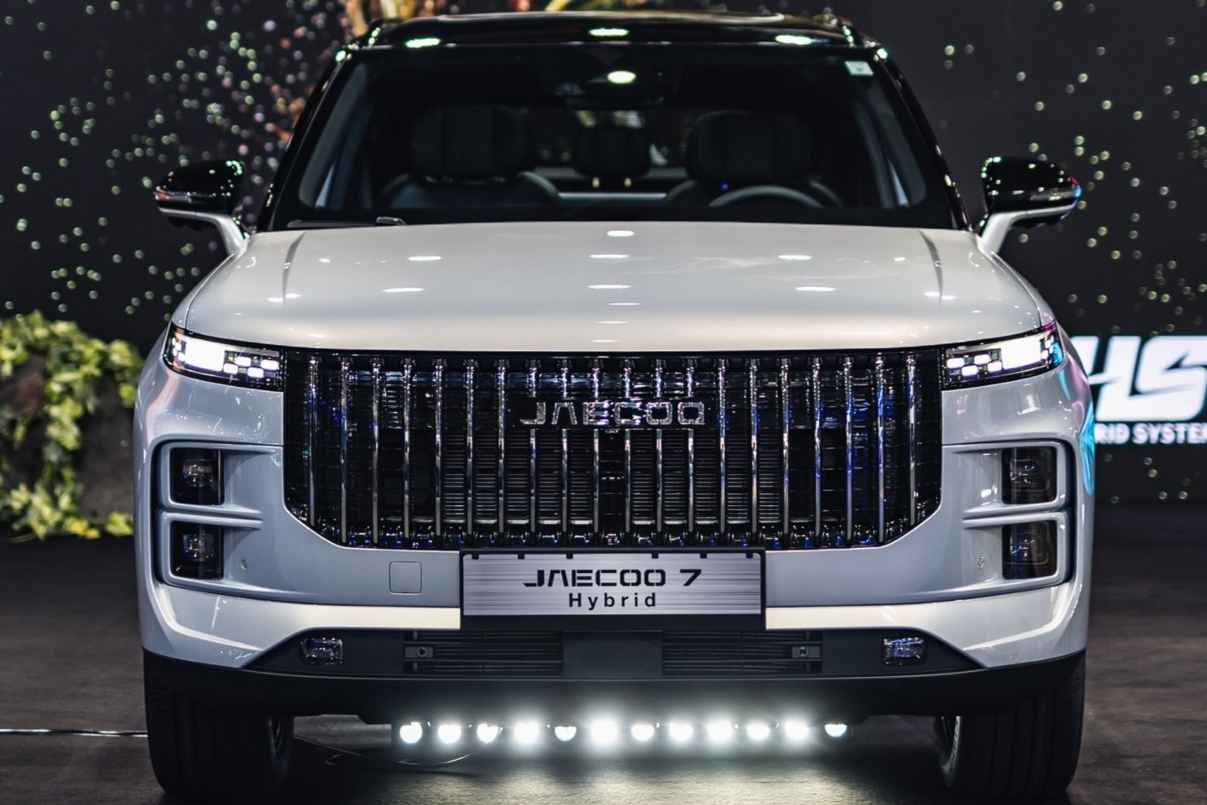 Jaecoo 7 ze zwykłą hybrydą już tu jest. Ceny też są. Można się było takich spodziewać