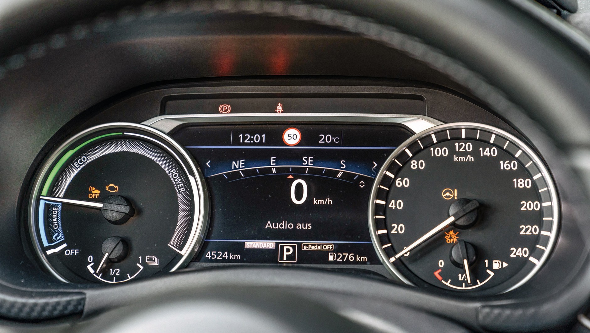 Klasyka i nowe trendy w jednym: miks fizycznych zegarów z centralnym wyświetlaczem w Nissanie Juke 1.6 Hybrid.