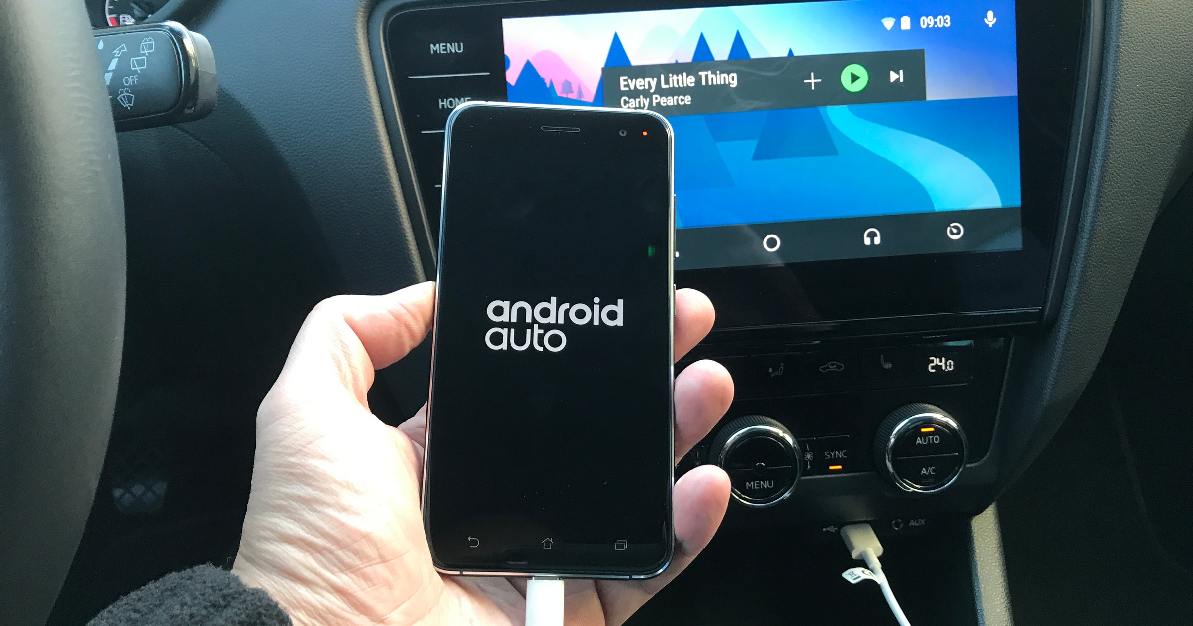 Android Auto sprawdziliśmy m.in. z telefonem Asus ZenFone 3. Sprzęt był szybko rozpoznawany przez radio Skoda Columbus. Skoda Octavia