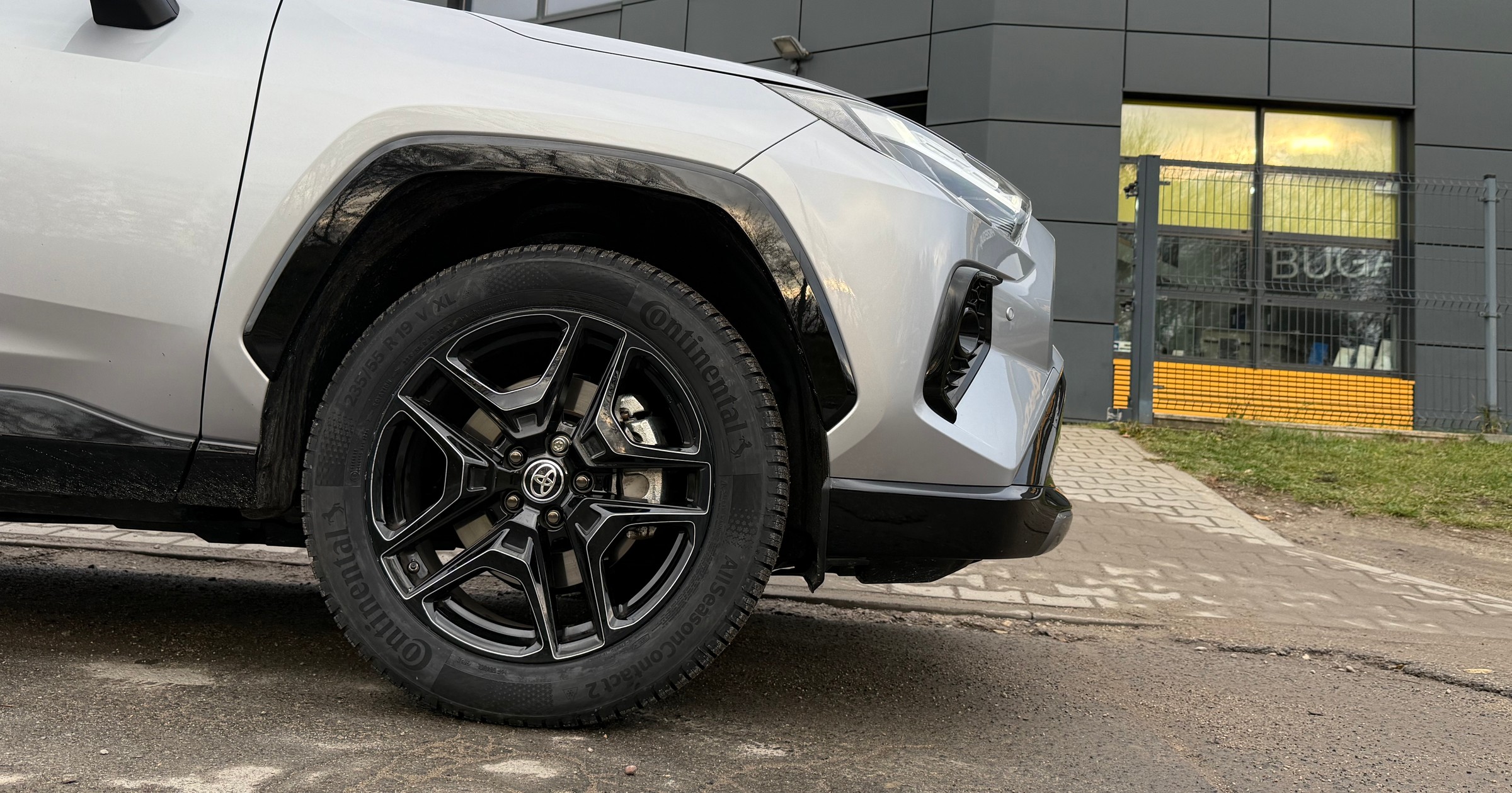 Lepsze opony na przód, czy na tył? Sprawdzono, czy stara wiedza dalej jest aktualna