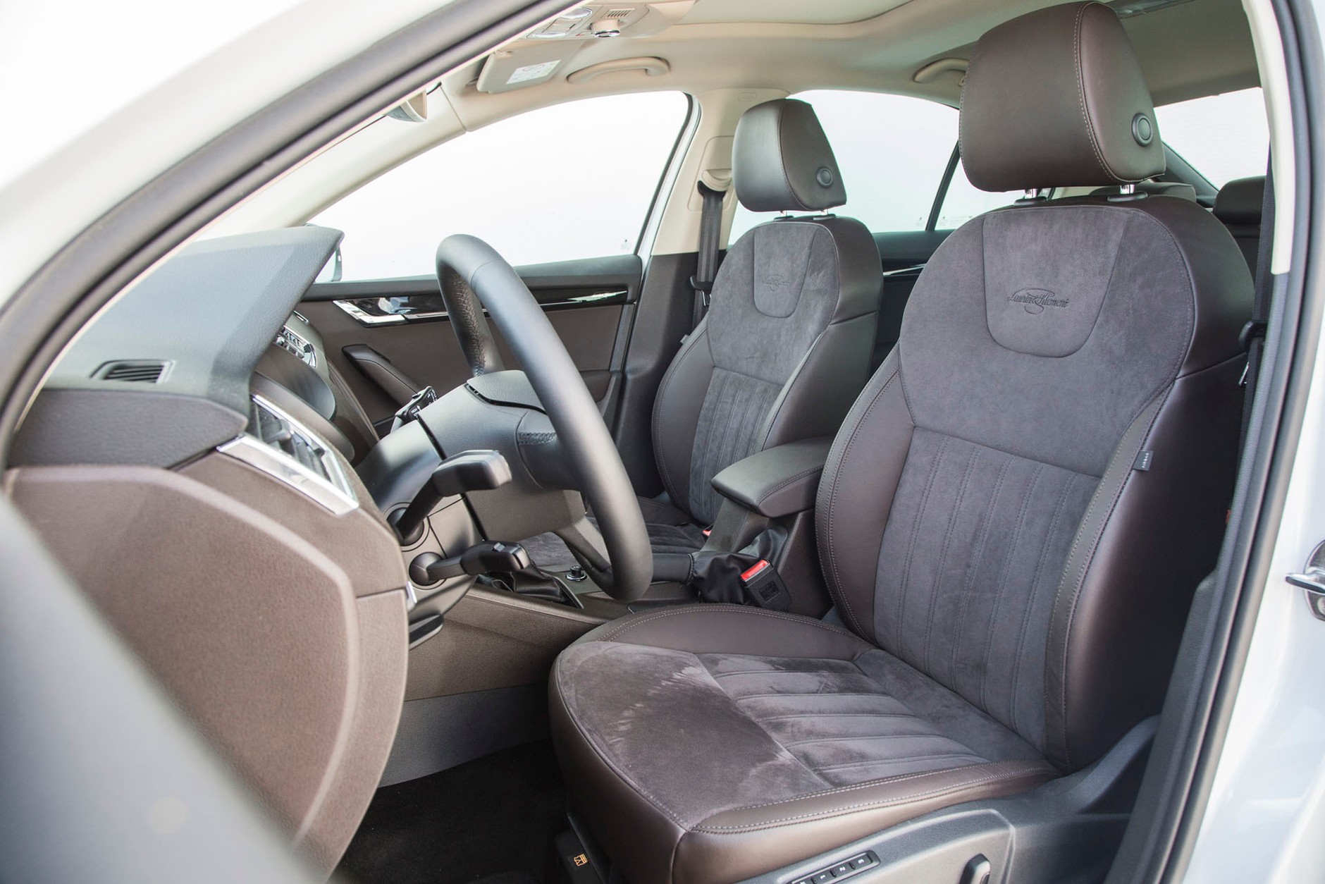 Dokupuj, ale nie przepłacaj - jak nie dać się naciągnąć w salonie samochodowym?