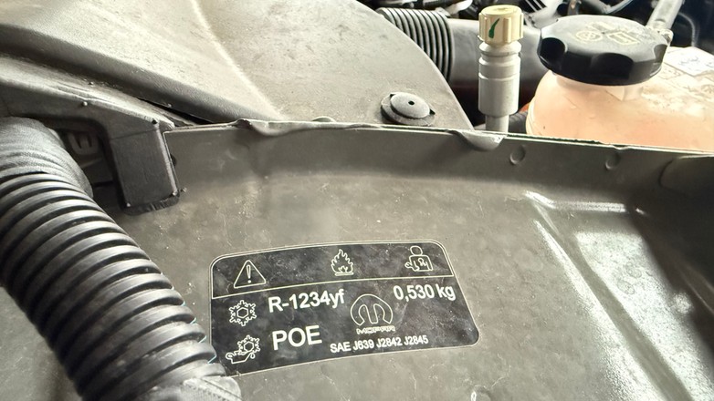 Wszystkie nowe samochody korzystają już z czynnika klimatyzacji R1234yf. Jeszcze niedawno koszty obsługi takich systemów były wręcz porażające