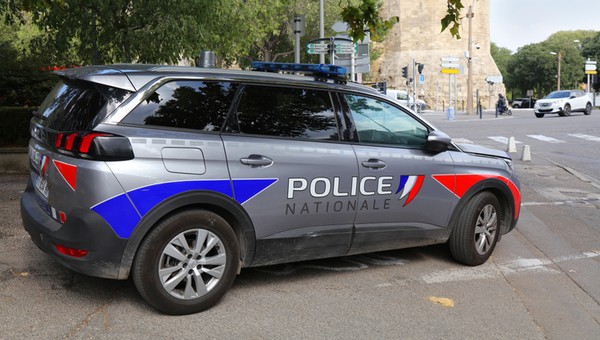 Nastolatek aresztowany za ucieczkę kradzionym samochodem