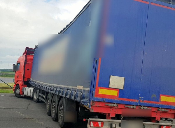 Naczepa ciężarówki sprawiała wrażenie, że może się przewrócić