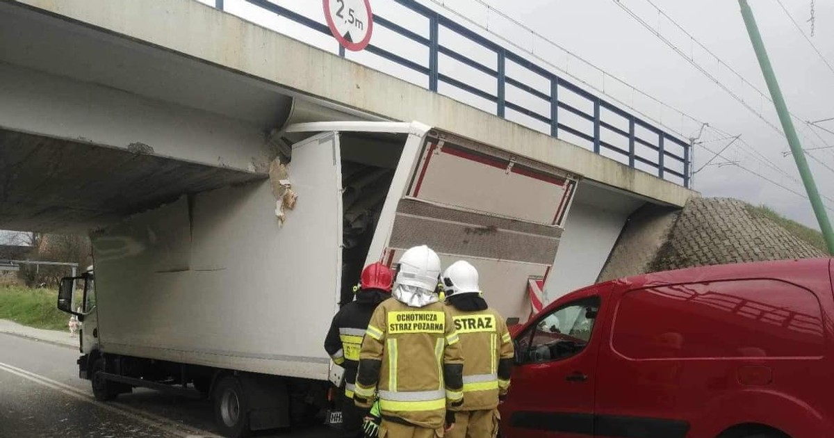 Ciężarówka wjechała pod wiadukt i już spod niego nie wyjechała