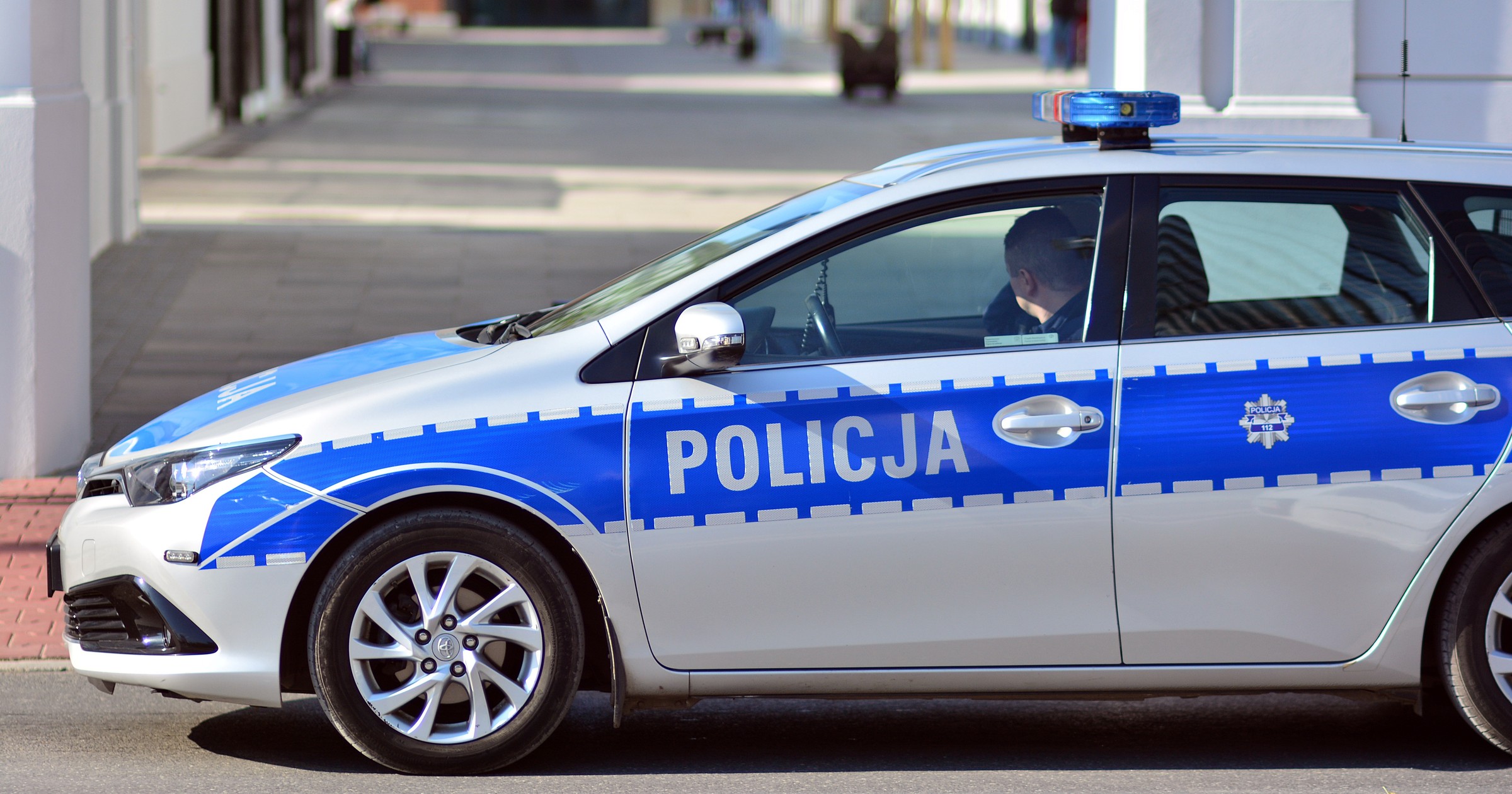 Policjanci pomogli rodzącej pasażerce Hondy dostać się do szpitala (zdjęcie ilustracyjne)