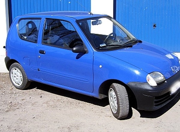 Rekordowe seicento – kierowca wiózł ładunek większy od samochodu!