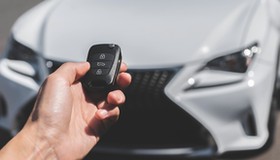 Kontrolka auta z kluczykiem może sygnalizować problem z kluczami do auta