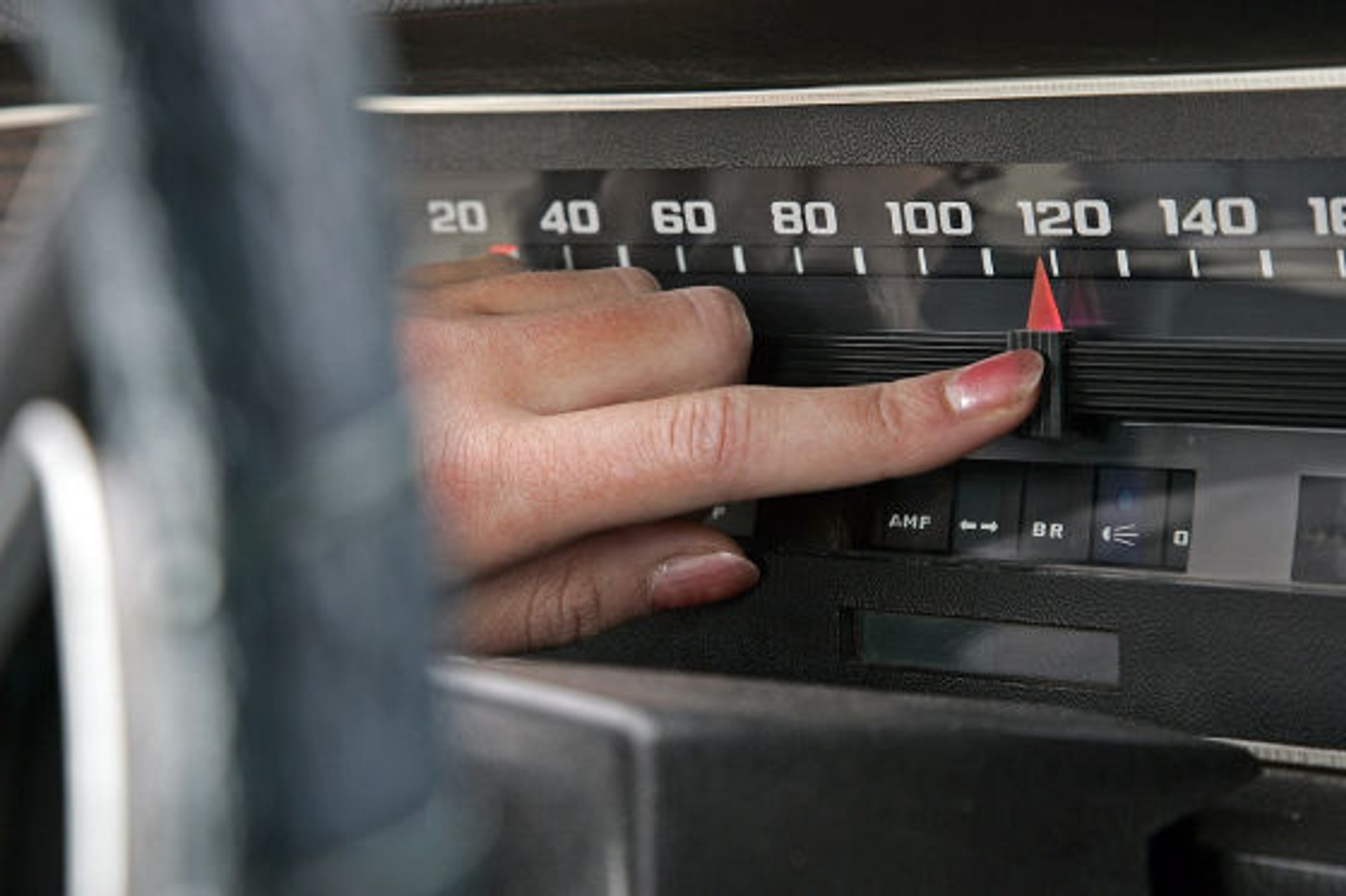 Mechaniczny tempomat: czerwony trójkąt do oznaczania wybranej prędkości.