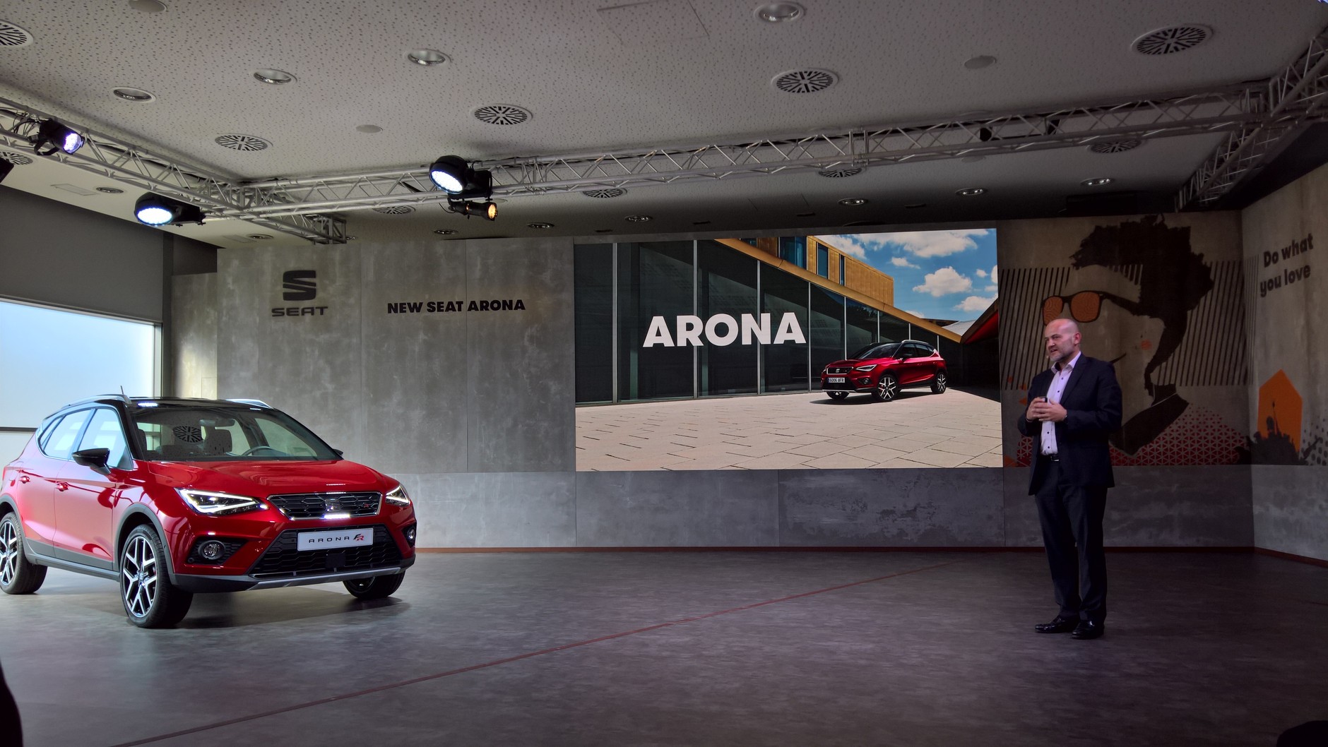 Arona czyli najmniejszy crossover Seata. Będą dostępne wersje benzynowe TSI, gazowa TGI oraz diesle TDI. Seat Arona