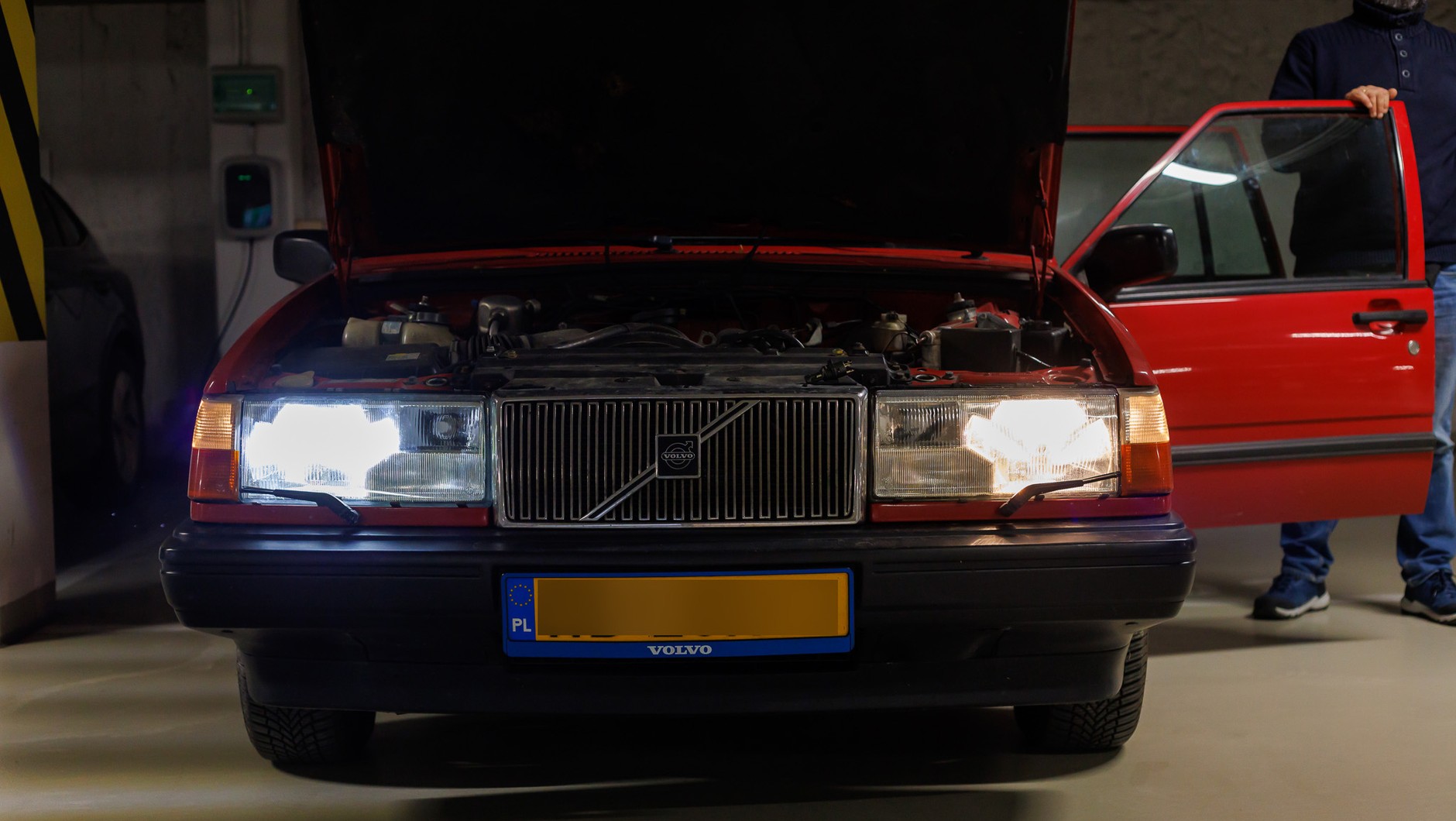 Po lewej stronie klasyczny retrofit LED o temperaturze barwowej ok. 6000 K. Świeci jasno, ale z daleka widać, że "coś było robione" . Po prawej – dobra żarówka H4, która daje zauważalnie mniej światła.