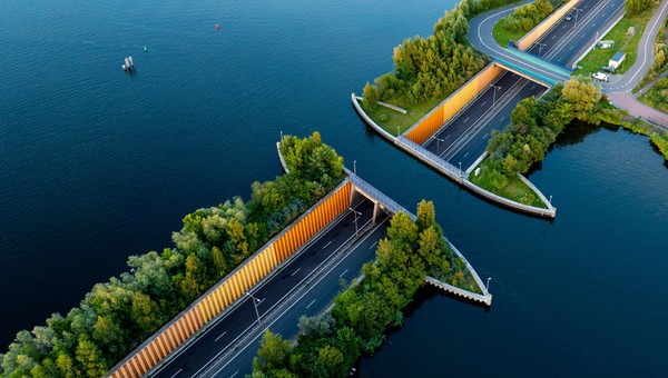 Most na jeziorze Veluwemeer (Holandia)