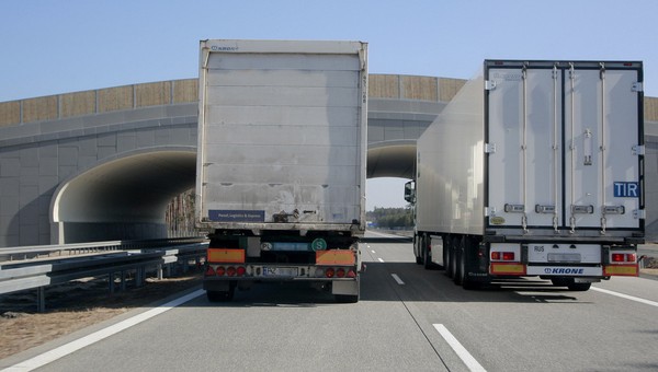 Ciężarówki przestaną się wyprzedzać? Kamery na A2