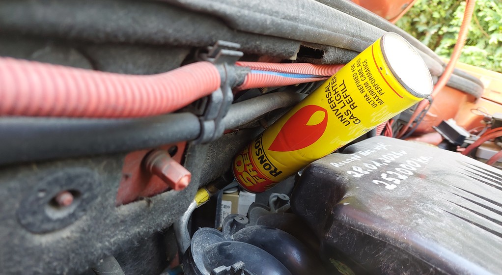 Napełnianie klimatyzacji gazem do zapalniczek – jeden z niebezpiecznych sposobów na oszczędzanie na kosztach serwisu