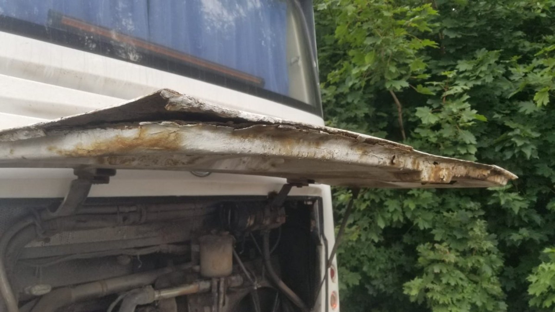 Autobus dla dzieci wyglądał jak wyciągnięty ze złomowiska