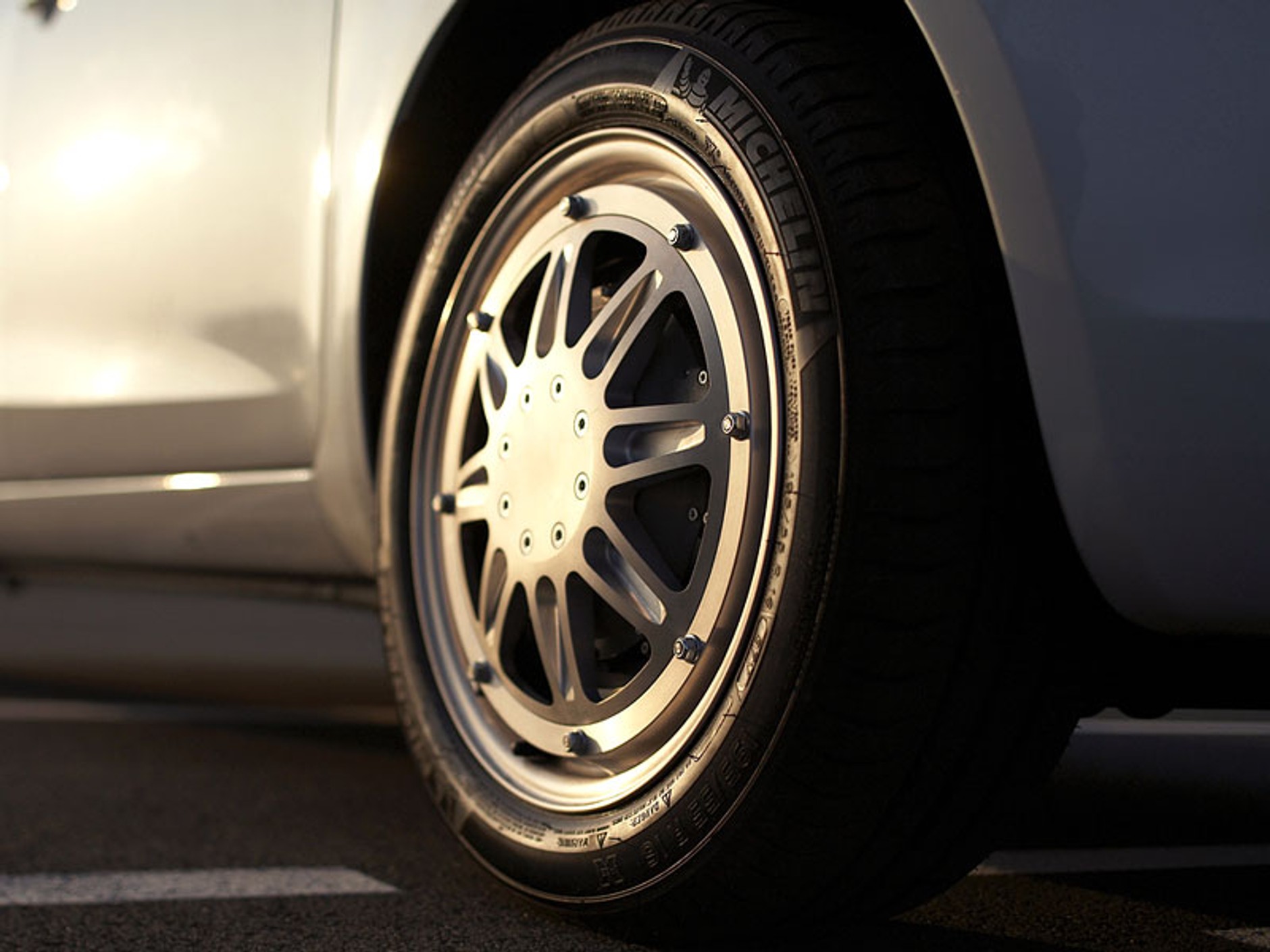 Koncepcyjny Opel Agila z systemem napędu Michelin Active Wheel