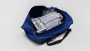 Ponad 200-konny silnik elektryczny mieści się w torbie sportowej