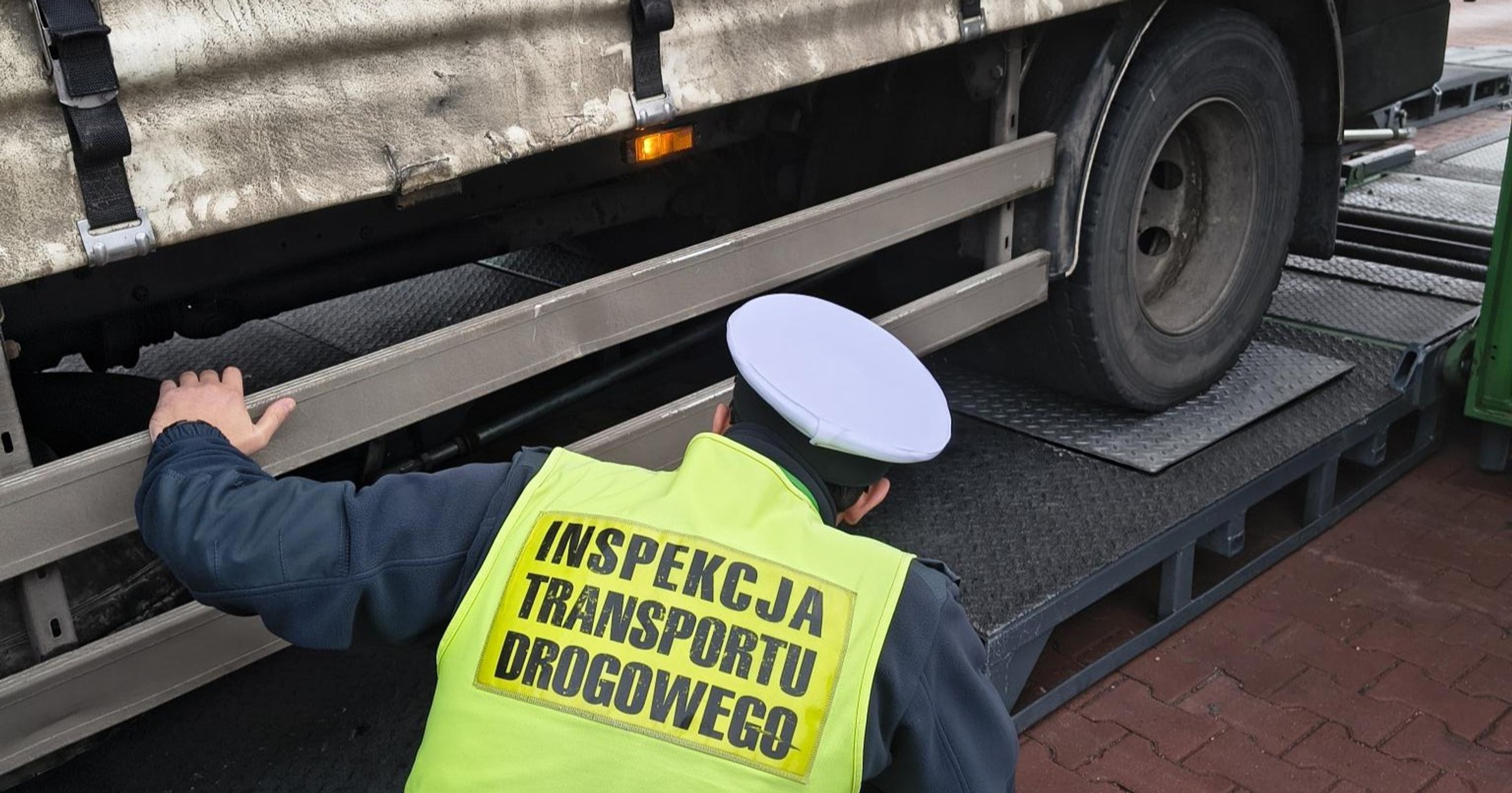 Kontrola ITD na mobilnej stacji diagnostycznej rozstawionej przy autostradzie A4