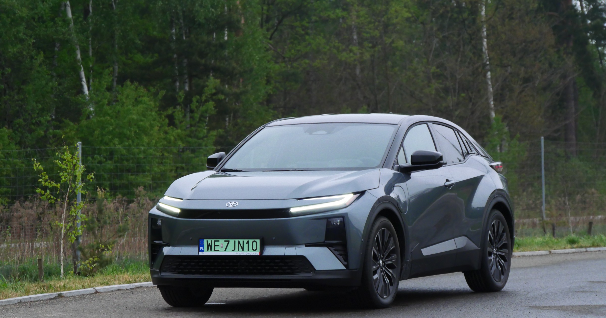 Toyota C-HR+ Executive AWD: wygląda znajomo, ale ze spalinową Toyotą C-HR poza nazwą ma niewiele wspólnego. 