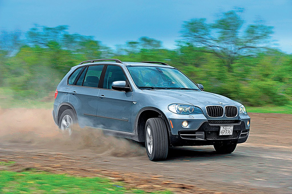Naszym zdaniem opony do aut klasy SUV powinny być wszechstronne – sprawdziliśmy je nie tylko na utwardzonych drogach, ale ich zachowanie na asfalcie było dla nas najważniejsze.