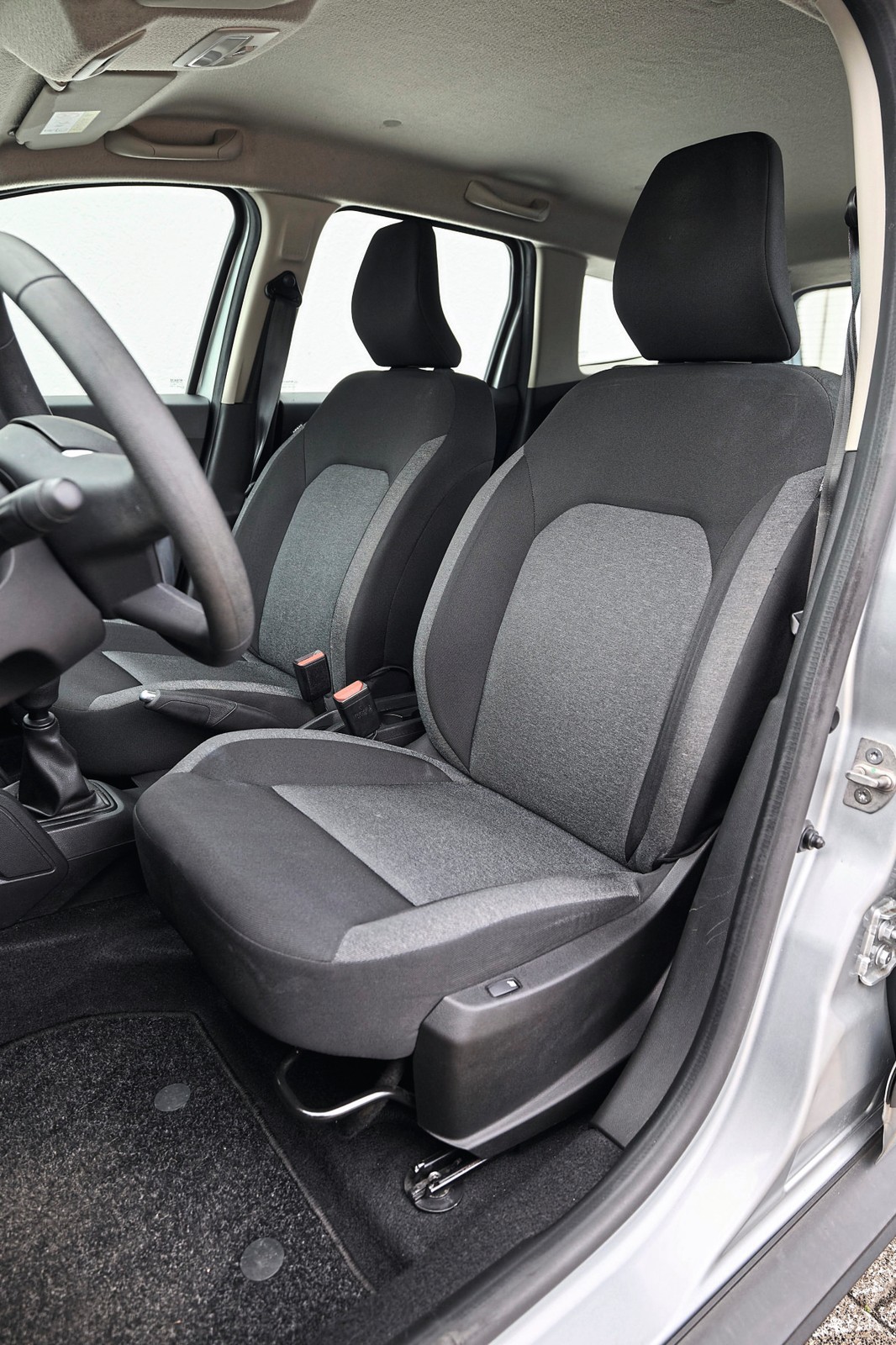 Dacia Duster 1.0 TCe  z 2022 r.. Fotele wyglądają nieźle, ale nie są przesadnie wygodne. 