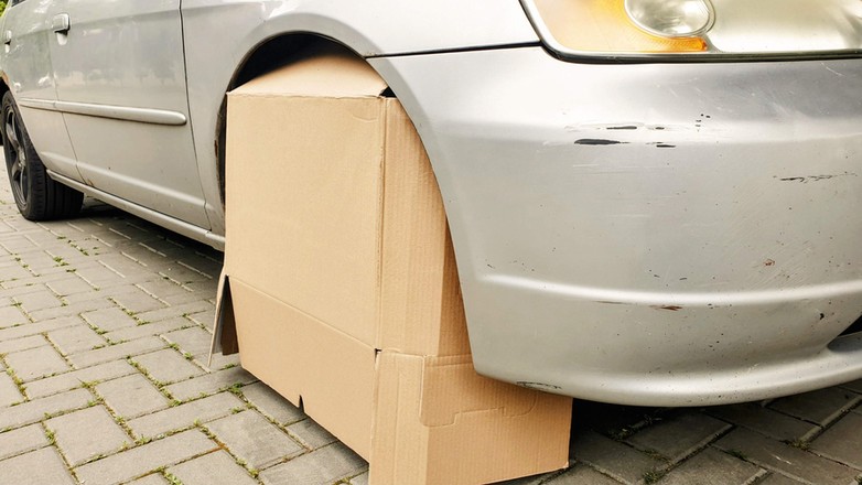 Karton na oponach - zdjęcie ilustracyjne