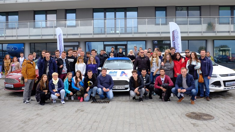 Absolwenci Akademii Auto Świat podczas Ford Driving Skills For Life