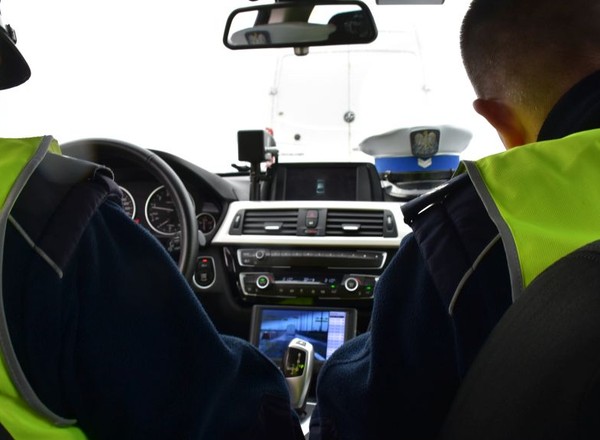 Policjanci używali nielegalnych urządzeń, ale kierowcy i tak zapłacą. Absurdalna sytuacja