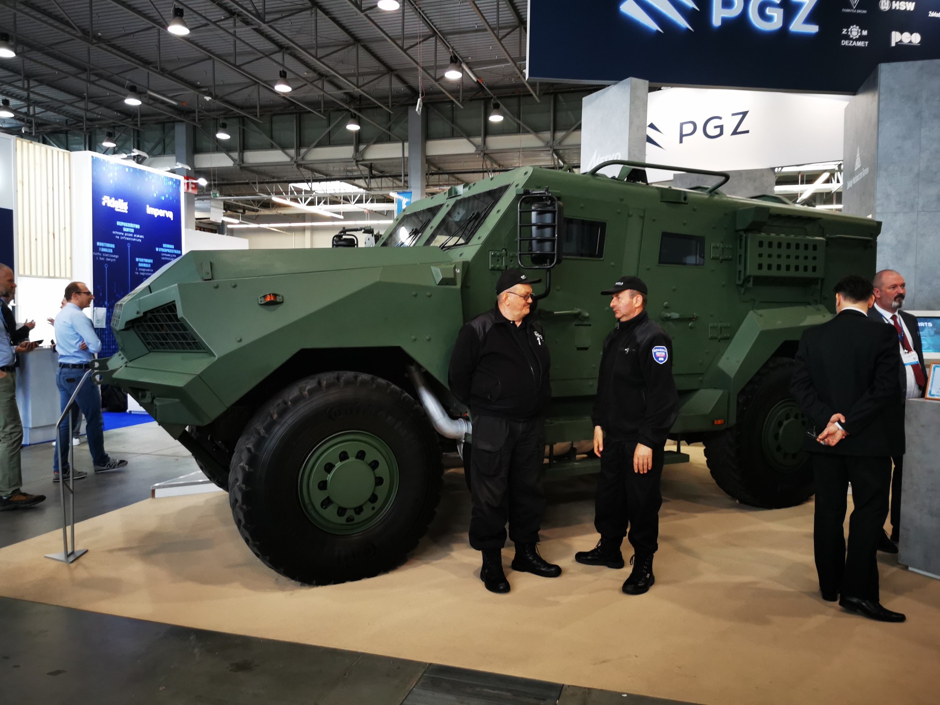 HSW Waran to polski pojazd opancerzony zbudowany na podwoziu czeskiej Tatry. Może przewieźć do 8 osób, ma klimatyzację i ogrzewanie postojowe, opony typu RunFlat,  kabina i przedział silnika mają automatyczny system przeciwpożarowy. Napędzany jest silnikiem Diesla V8 o pojemności 12,7 litra i mocy 400 KM połączonym z automatyczną przekładnią Allison.