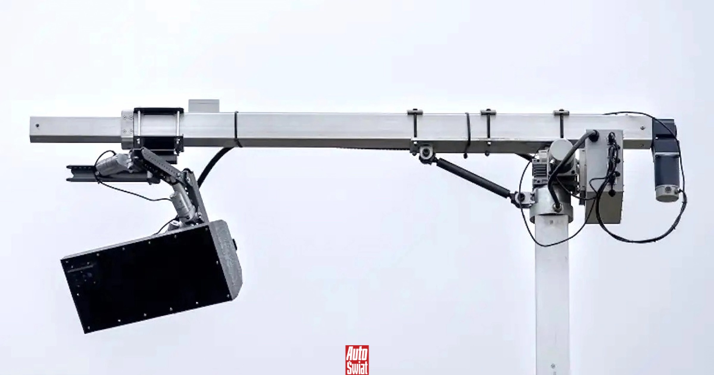 Nowy radar w Holandii skanuje wnętrze. Nie zmierzy prędkości, ale wykryje telefon