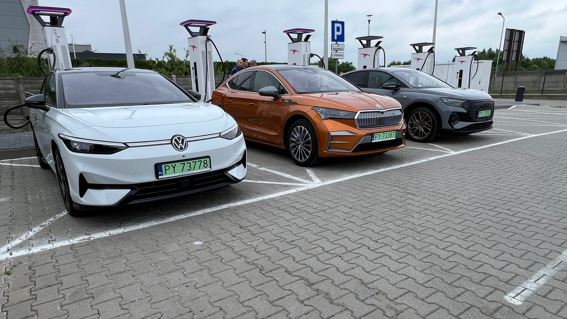 Porównanie kosztów przejazdu samochodami elektrycznymi i spalinowym