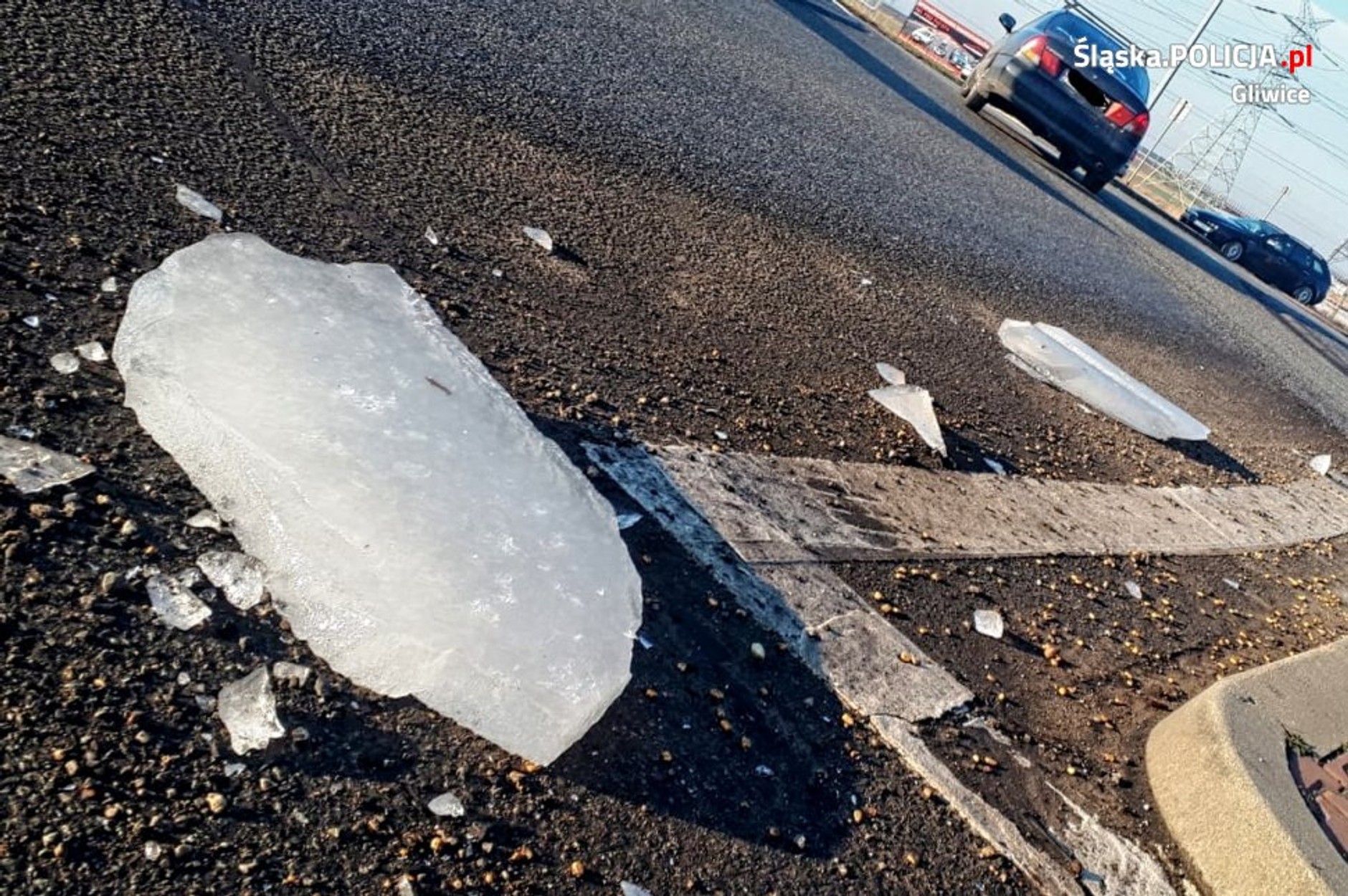 Uwaga na spadający lód z ciężarówek!