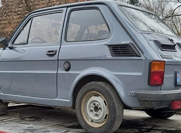 Policjanci z Polkowic odnaleźli skradzionego Fiata 126p. Zajęło im to tylko 9 miesięcy