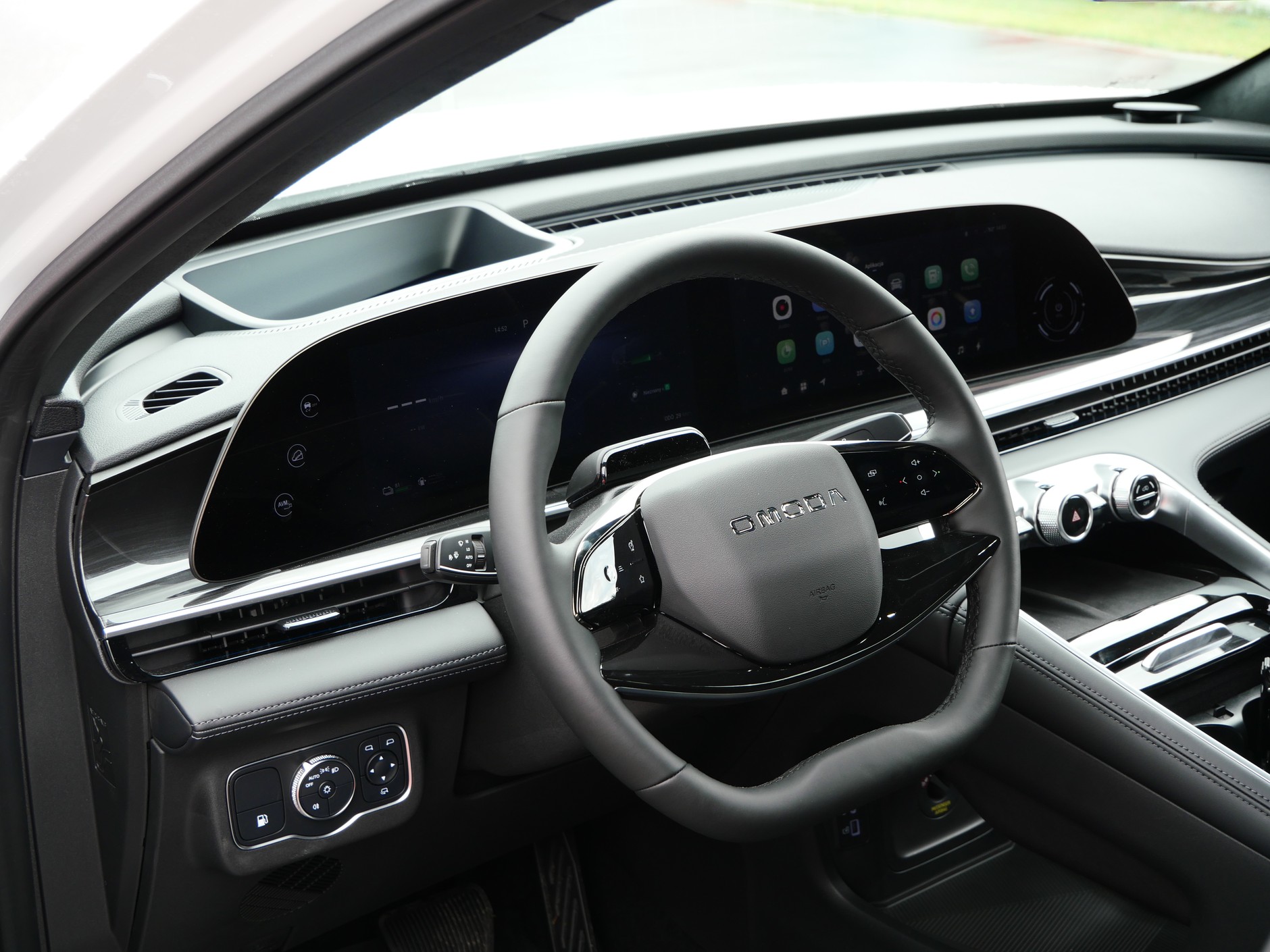 Wnętrze Omody 9 Super Hybrid może się podobać. Dobre materiały, staranne wykonanie, fizyczne przyciski i pokrętła to jego mocne strony.