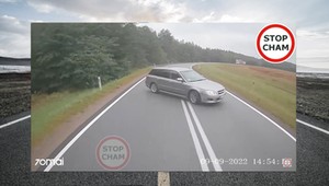 Kierowca Subaru nagle wpadł w poślizg. Całą sytuację nagrał wideorejestrator