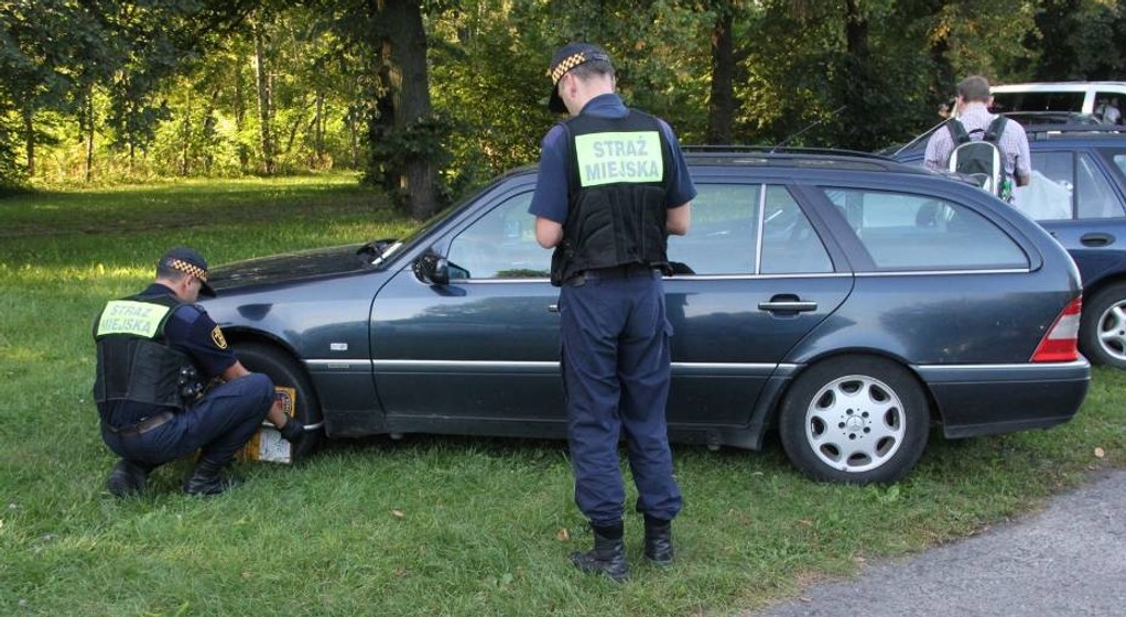 Parkowanie na trawniku kończy się interwencją straży miejskiej