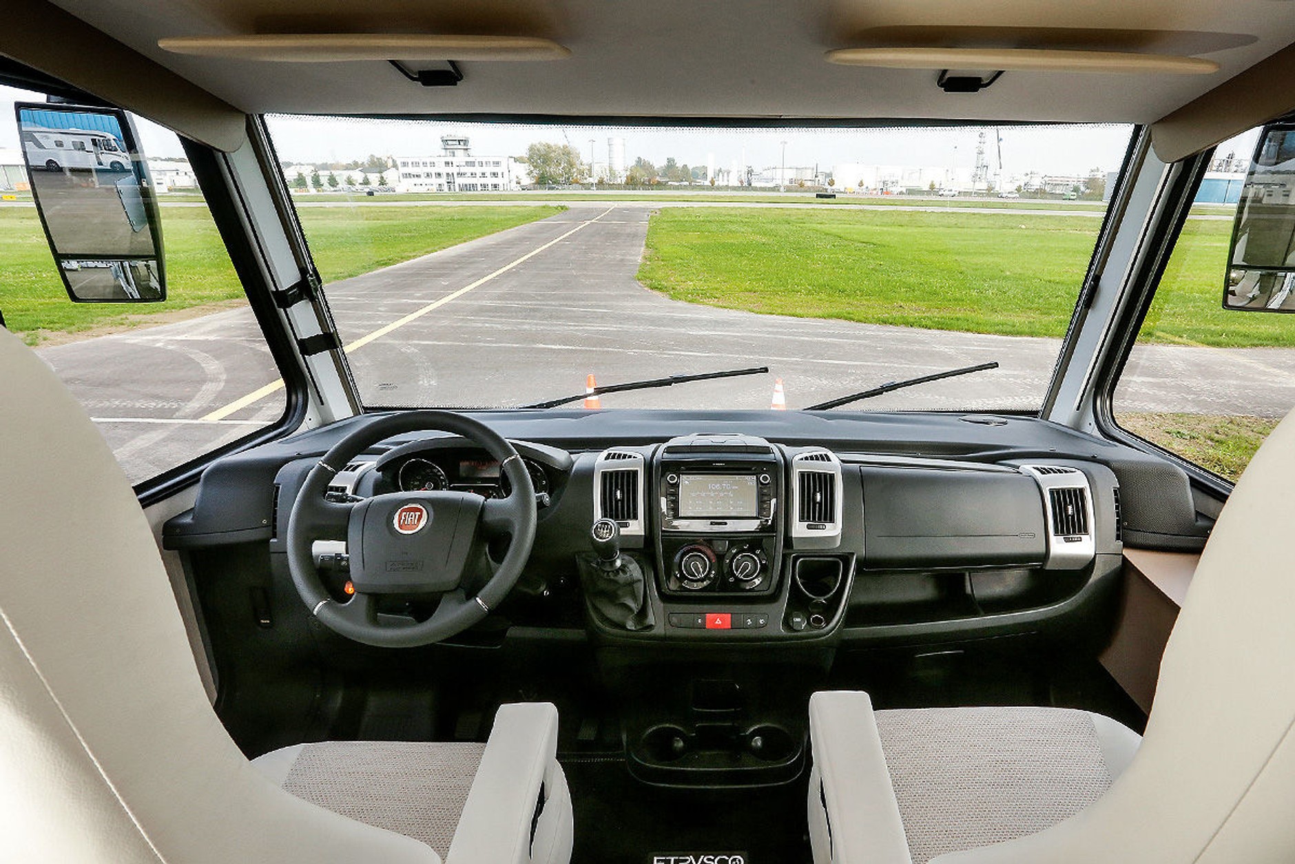 Porównanie czterech rodzajów kamperów (Etrusco I 6900 S)