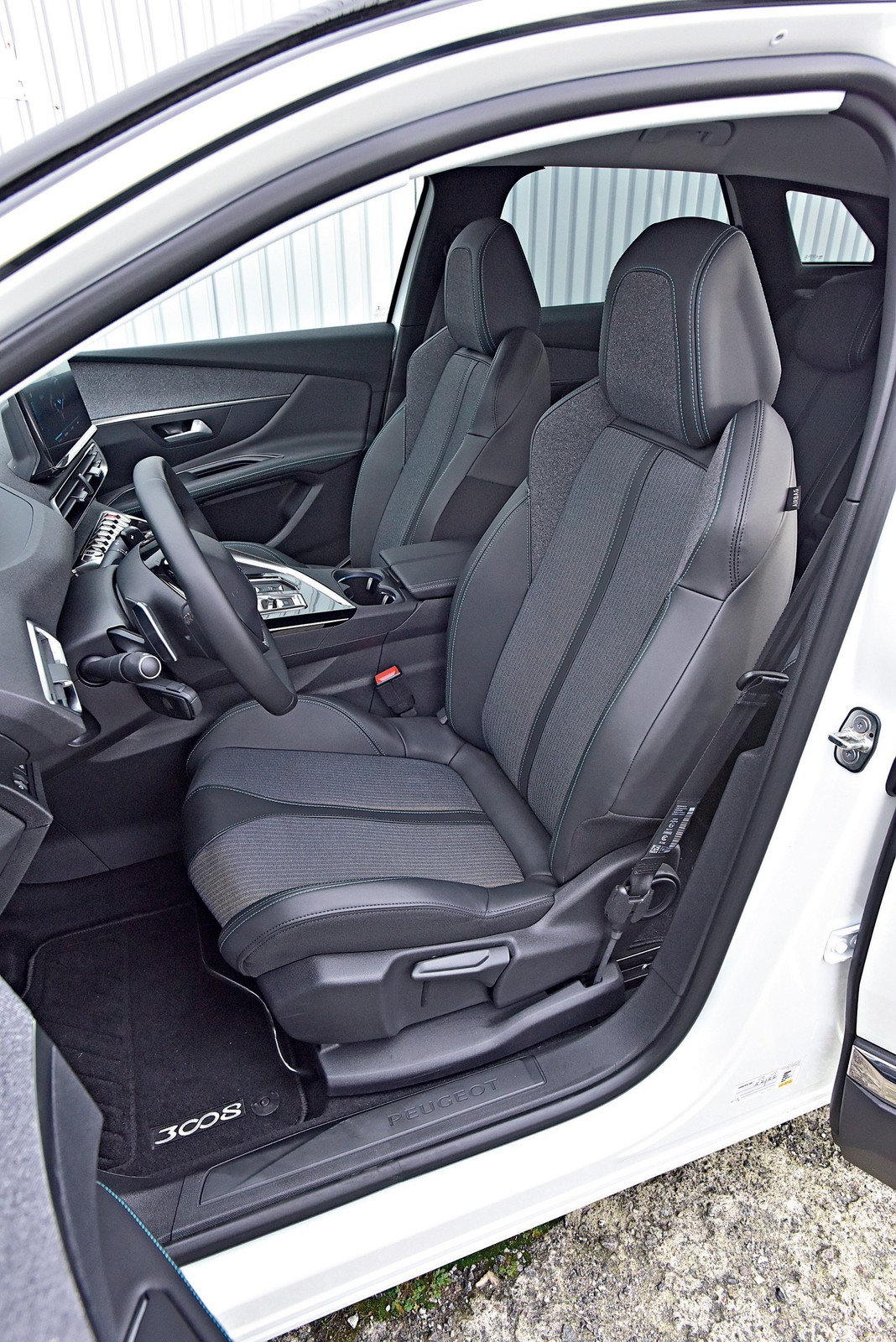 Fotele są wygodne, ale wysokim zabraknie dłuższego siedziska do podparcia nóg