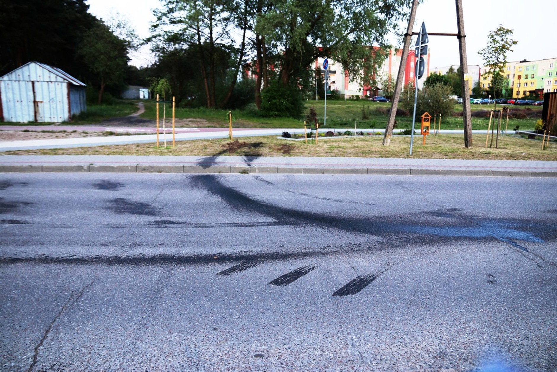 Pijany jeździł samochodem po chodniku i trawniku. Wpadł przez jeden szczegół