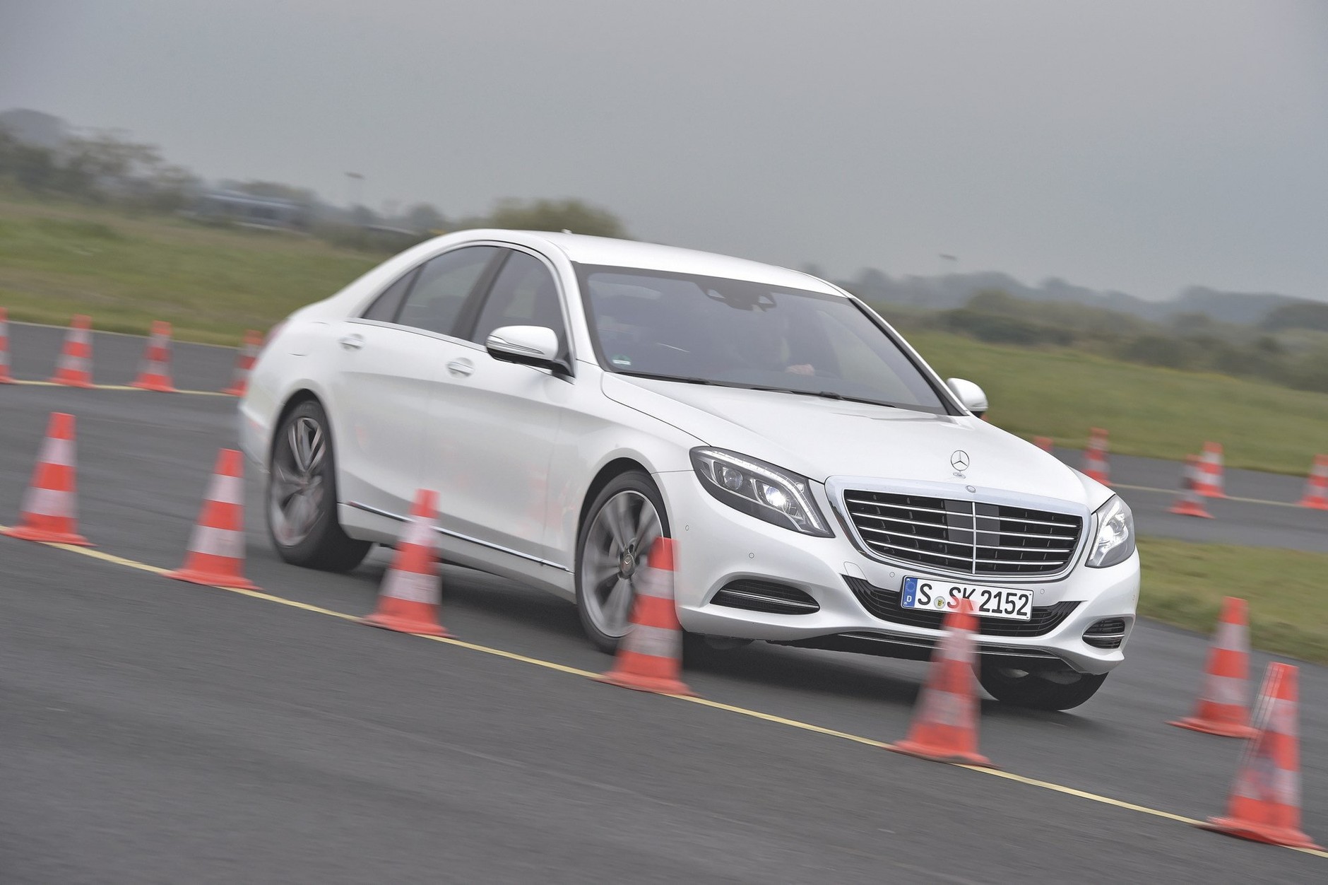 Nowe BMW 750i kontra Audi A8, Mercedes klasy S i Porsche Panamera