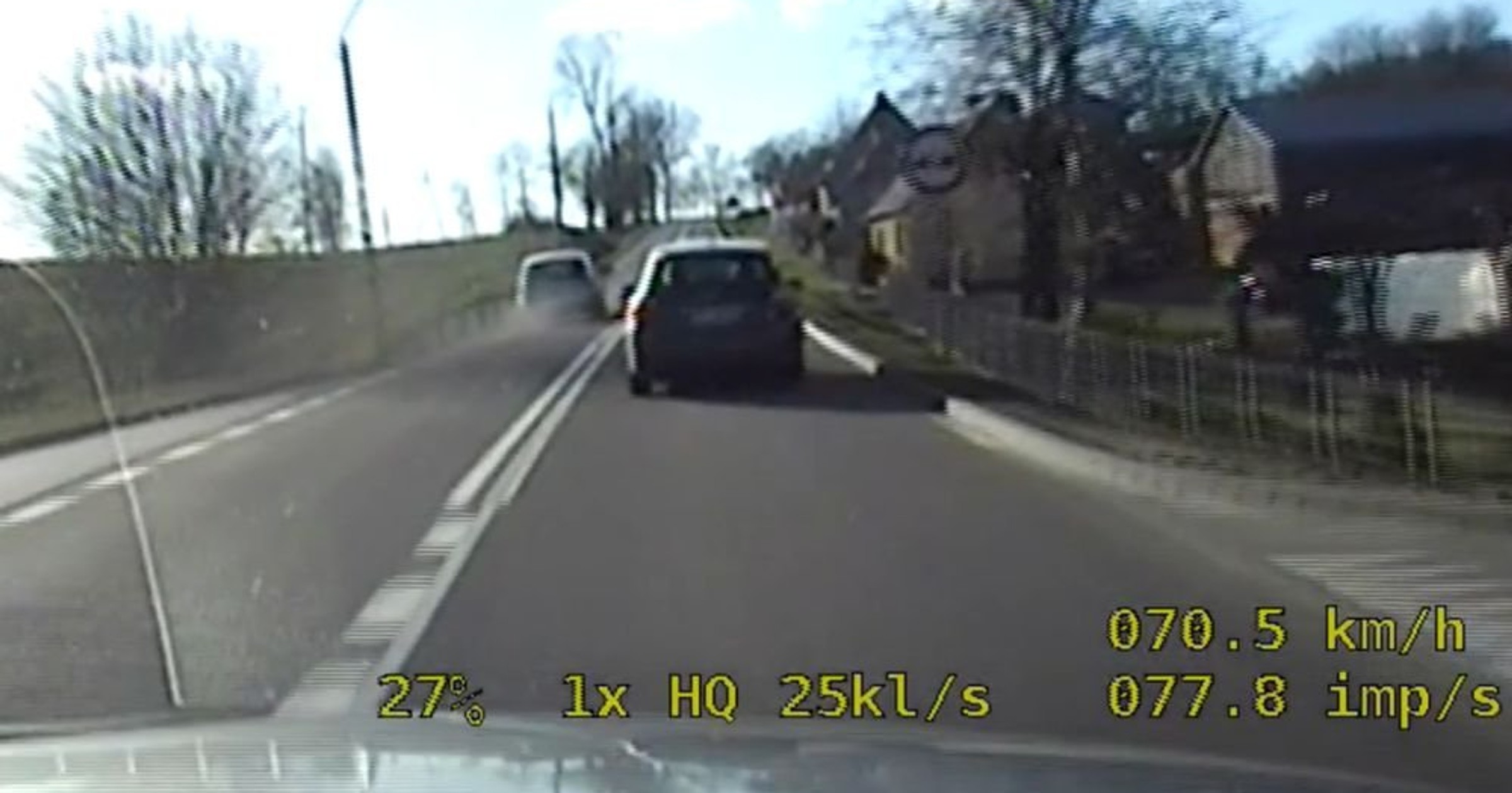 Wyprzedzał na zakazie i skrzyżowaniu. Dostał 25 punktów karnych