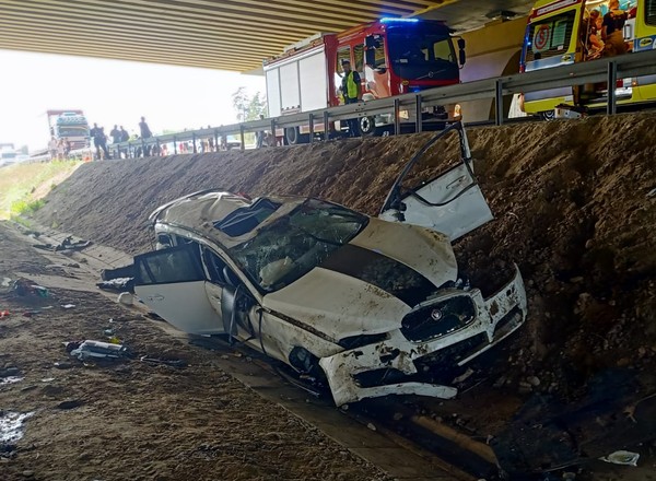 Tragiczny wypadek na A4. Jaguar skasowany. Na miejscu lądował śmigłowiec LPR